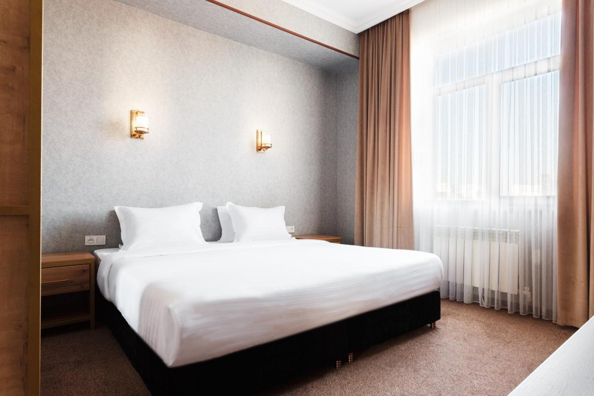 Western Suites Hotel Tasjkent Exteriör bild